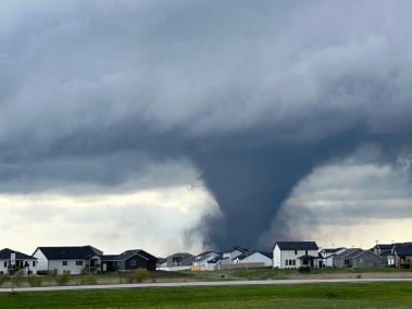 Un huracán llega a una ciudad.