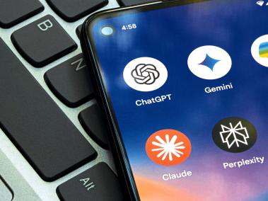 Sistemas en Android o en iPhone aprenden de los movimientos, consultas, datos, correos, y mensajes que los usuarios hacen.