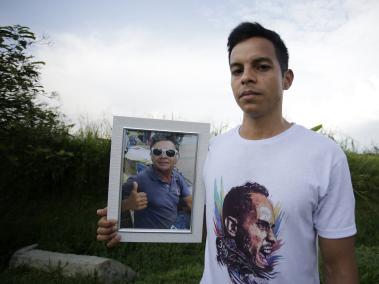Ángel González recuerda a su padre, Rafael, asesinado por una moto bomba en Jamundí en 2024.