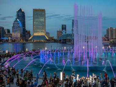Personas disfrutan de un evento de luces en la glorieta de JaxParks, en Jacksonville.