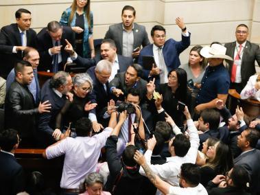 Se hunde la consulta popular y revive la reforma laboral en una enardecida sesión en el Congreso