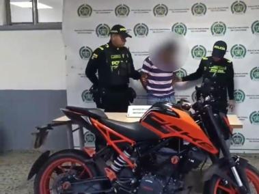 La motocicleta robada fue abandonada por el delincuente en su intento de huida.
