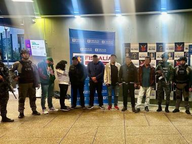 Cayó red criminal que vendía armas militares a grupos ilegales: capturan a soldado activo y 12 civiles