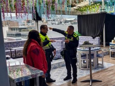 Agentes ingresan a los establecimientos en el octavo piso, sorprendiendo a más de 100 personas que seguían en la fiesta fuera del horario legal.