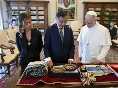 Papa Leon XIV con el presidente Gustavo Petro.