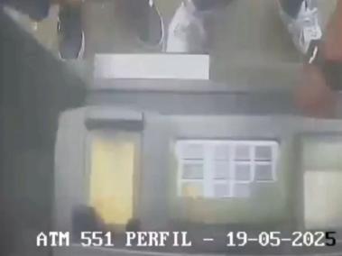 El dispositivo artesanal utilizado para bloquear el dispensador de efectivo.