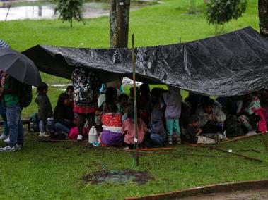 Madres y niños estuvieron resguardándose de las lluvias en los cambuches del parque Nacional.