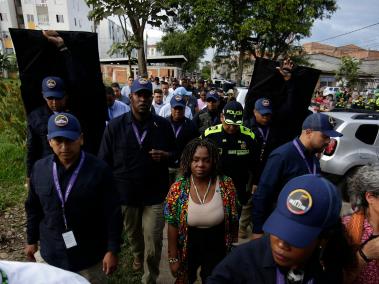 Francia Márquez visitó zona afectada por el atentado en el barrio Los Lagos, en el oriente de Cali.