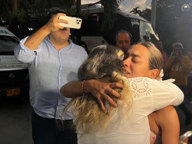 La alcaldesa de Jamundí, con la mamá del niño liberado.