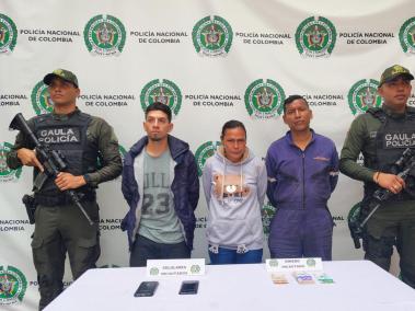 Los tres capturados fueron sorprendidos por las autoridades en el momento en que recibían el dinero exigido a una de sus víctimas.
