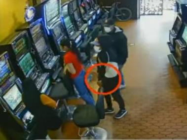Delincuentes robando casino en Bosa.
