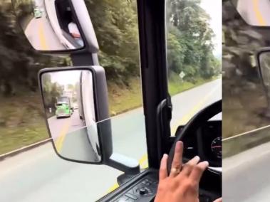 Tractomula adelanta en doble línea amarilla