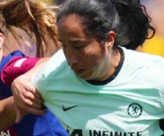 Mayra Ramírez jugando con Chelsea