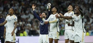 Los jugadores del Real Madrid celebran la victoria contra el FC Barcelona.