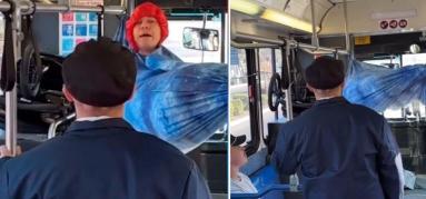 El hombre subió una hamaca en un autobús, en la ciudad de New York
