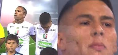 Mateo Garcia, llorando en los himnos antes de Once Caldas vs. Santa Fe