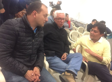 Una mezcla de emociones se vive en el salón escogido por los promotores de la consulta anticorrupción para esperar los resultados. En la foto, Jorge Robledo.