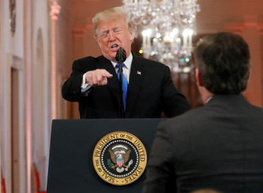 El presidente de EE. UU., Donald Trump, tuvo una discusión durante una rueda de prensa en la Casa Blanca con el periodista de CNN Jim Acosta.