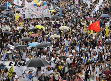 Los estudiantes se movilizan en Bogotá en defensa de la educación superior pública,