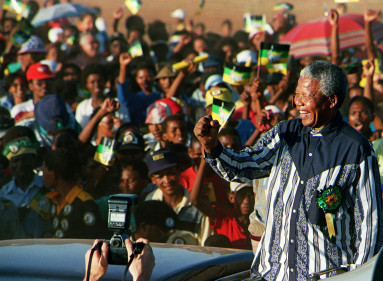 Nelson Mandela durante su campaña política en 1994, en Sudáfrica.
