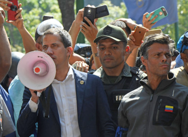 El presidente encargado de Venezuela, Juan Guaidó, se dirigió a sus simpatizantes acompañado por el líder opositor venezolano Leopoldo López.