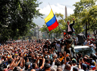 Guaidó habla con sus partidarios en Caracas.