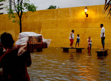 Cada vez que llueve, el centro histórico de Cartagena termina anegado.