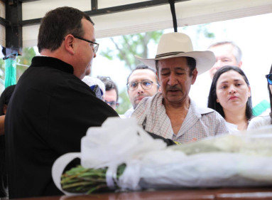 El lunes, la familia de Edison Lexander Lezcano Hurtado recibió su cuerpo, que fue exhumado en diciembre en una fosa común del cementerio de Dabeiba y luego identificado.

Se presume que Edison fue una víctima de ejecución extrajudicial, en 2002.