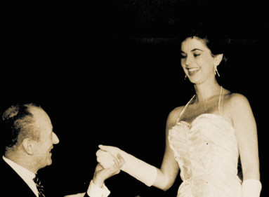 Luz Marina Zuluaga fue la primera Miss Universo colombiana, elegida en 1958, en Estados Unidos.