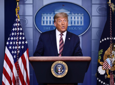 El presidente Donald Trump habló este jueves en la Sala Brady Briefing en la Casa Blanca en Washington.