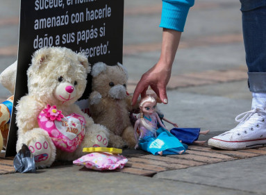 Protesta con juguetes en contra del abuso sexual de menores de edad.