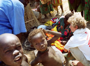 Desde finales de 2005, el este de Chad, cerca de la frontera con Sudán, fue escenario de enfrentamientos entre las fuerzas gubernamentales y los rebeldes chadianos. A esta situación, se sumó el conflicto entre Chad y las milicias armadas de Sudán, lo que provocó el ataque a aldeas y la muerte de civiles. La violencia se intensificó durante el segundo semestre de 2006, obligando a la población a huir de sus hogares. En el departamento de Dar Sila, el más afectado por el conflicto, más de la mitad de la población se estableció en campos para desplazados en condiciones insalubres alrededor de pueblos y aldeas como Goz Beida, Ade o Dogdoré Koukou. Junio de 2006.