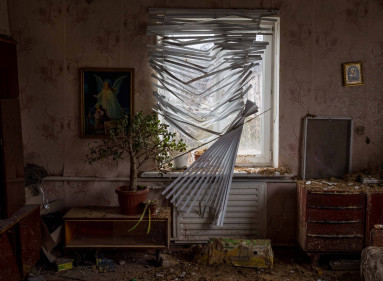 CHERNIGUIV (UCRANIA), 05/11/2022.- Fotografía de la ventana de una casa afectada por proyectiles, el 16 de abril de 2022, en Cherniguiv (Ucrania). EFE/ Miguel Gutiérrez