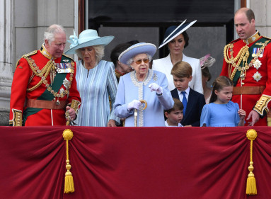 La reina Isabel II de Gran Bretaña (C) de pie con, desde la izquierda, el príncipe Carlos de Gran Bretaña, el príncipe de Gales, el príncipe Luis de Cambridge de Gran Bretaña, Catalina de Gran Bretaña, la duquesa de Cambridge, el príncipe Jorge de Cambridge de Gran Bretaña, la princesa Charlotte de Cambridge de Gran Bretaña y el príncipe Guillermo de Gran Bretaña, Duque de Cambridge, para ver un flypast especial desde el balcón del Palacio de Buckingham después del Desfile del Cumpleaños de la Reina, el Trooping the Colour, como parte de las celebraciones del jubileo de platino de la Reina Isabel II, en Londres el 2 de junio de 2022. Grandes multitudes convergieron en el centro de Londres en brillante sol el jueves para el comienzo de cuatro días de eventos públicos para conmemorar el histórico Jubileo de Platino de la Reina Isabel II, en lo que podría ser el último gran evento público de su largo reinado. (Foto de Daniel LEAL / AFP)