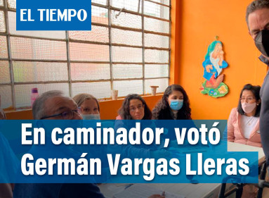 Hacia el mediodía Germán Vargas Llegas llegó en caminador a su lugar de votación, en el Colegio Cooperativo del Magisterio de Cundinamarca.