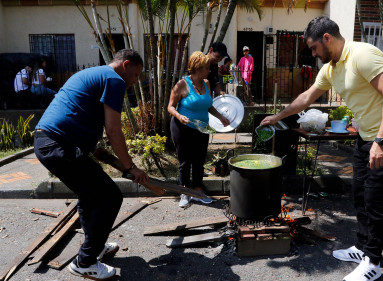 Como es tradicional cada 25 de diciembre, las familias de los barrios de Medellín sacan la olla a la calle para preparar el sancocho trifásico, carne, pollo y cerdo. En un ambiente festivo, los niños aprovechan para jugar con los regalos que les trajo el Niño Dios.