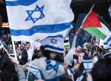 Manifestantes a favor de Israel se encuentran con manifestantes a favor de Palestina, cerca a Times Square en Nueva York.