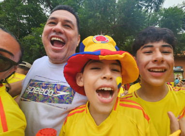 Una verdadera fiesta se vive en las afueras del estadio Metropolitano de Barranquilla, donde miles de personas de manera organizada ingresan al escenario para disfrutar del partido de la selección de Colombia vs. Chile.