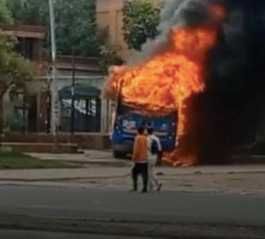 Así quedó el bus incinerado.