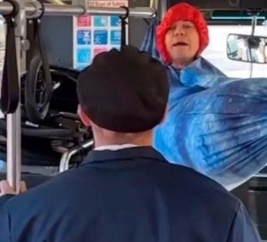 El hombre subió una hamaca en un autobús, en la ciudad de New York