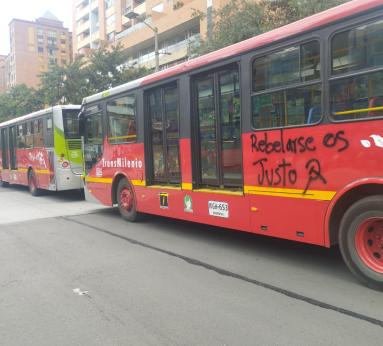 Así quedaron algunos de los buses de TransMilenio.