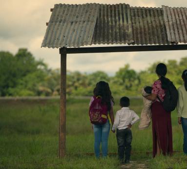 Recreación de los hermanos Mucutuy antes de tomar el vuelo que se accidentó en la Amazonia, en el que su mamá perdió la vida.