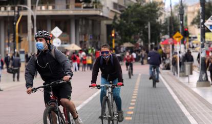 La Alcaldía de Bogotá calcula que, en pandemia, se hacen 420.000 viajes diarios en bici: la mitad de antes. Pero esperan que, con el desconfinamiento, el número se recupere y sea, incluso, mayor.