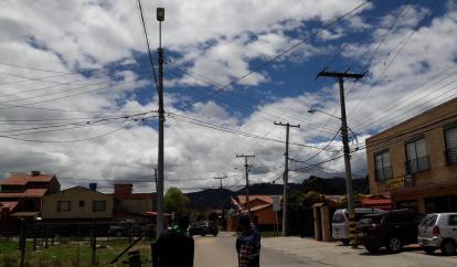 Según la Personería del municipio de Cajicá, se están instalando luminarias de alta intensidad, que son para vías con tráfico vehicular, en zonas que no las necesitan. Foto: Personería de Cajicá