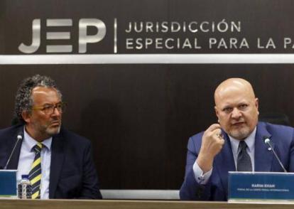 Presidente de la JEP, Roberto Vidal, y fiscal de la Corte Penal Internacional, Karim Khan, en su viista de junio de 2023.