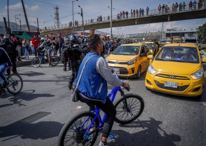 La policía trata de rehabilitar el paso   en la Autopista Sur luego de bloqueos en Soacha por parte de manifestantes que en horas de la mañana bloquearon está vía Bogotá 25 de octubre del 2026. Foto MAURICIO MORENO EL TIEMPO CEET
