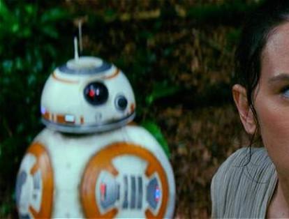 Al final del episodio VII, 'El despertar de la fuerza', Rey conoce a Luke Skywalker.