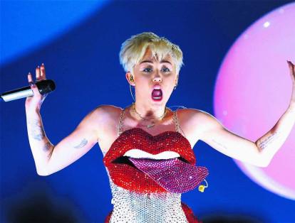 La cantante de 'Wrecking ball', Miley Cyrus, afirmó en sus redes sociales que Trump era una "maldita pesadilla" y que su intención de irse del país si él ganaba era real.