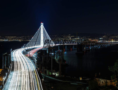 El puente Bahía de San Francisco-Oakland, en EE. UU., es la plataforma de acero más larga del mundo. Además, cuenta con cinco carriles en cada sentido para el tráfico de vehículos.