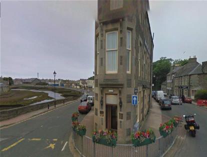 La calle más pequeña se encuentra en Escocia, se trata de Ebenezer Place y mide 2 metros.